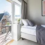 Victoria &